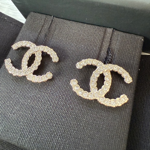 Chanel SS 25 25P CC Logo Gold Tone Dore Metal Crystal Strass Stud Earrings NWT - Picture 4 of 14